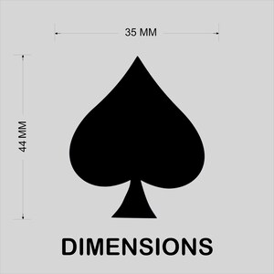 Pu&ograve; includere: Un simbolo nero di picche, un seme delle carte da gioco, &egrave; centrato su uno sfondo grigio chiaro. Le dimensioni sono indicate: 44 mm di altezza e 35 mm di larghezza. La parola "DIMENSIONS" &egrave; stampata in nero sotto.