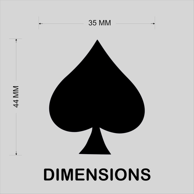 Pu&ograve; includere: Un simbolo nero di picche, un seme delle carte da gioco, &egrave; centrato su uno sfondo grigio chiaro. Le dimensioni sono indicate: 44 mm di altezza e 35 mm di larghezza. La parola "DIMENSIONS" &egrave; stampata in nero sotto.