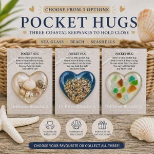 Puede incluir: Tres "Pocket Hugs" en forma de corazón con temas costeros. Uno contiene conchas marinas, otro arena y el tercero vidrio de mar. Cada recuerdo está en una tarjeta con texto. La imagen incluye una estrella de mar y conchas.