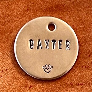 Handgestempeld hondenpenning - hondenpenning voor gepersonaliseerde honden - aangepaste tag - huisdier ID-tag - metalen huisdiertag - aangepast kattenpenning - hondenpenning hart poot