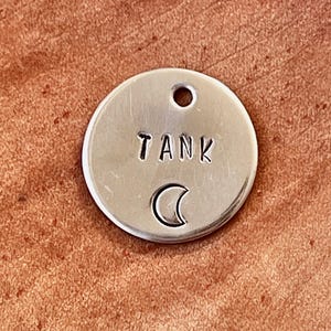 Handgestempeld hondenpenning - hondenpenning voor gepersonaliseerde honden - aangepaste tag - huisdier-ID-tag - metalen huisdierpenning - aangepast kattenpenning - maan hondenpenning