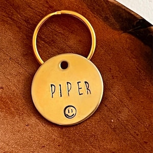 Handgestempeld hondenpenning - hondenpenning voor gepersonaliseerde honden - aangepaste tag - huisdier-ID-tag - metalen huisdierpenning - aangepast kattenpenning - hondenpenning met smileygezicht