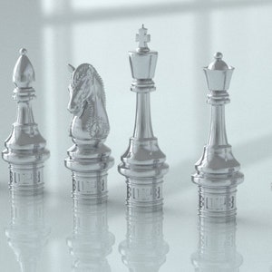 Pu&ograve; includere: Un set di sette pezzi degli scacchi argentati, tra cui un re, una regina, un cavallo, un alfiere, una torre e due pedoni. I pezzi sono tutti in metallo lucido e hanno un design classico.