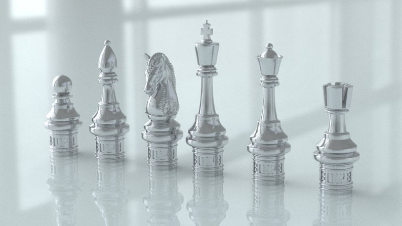 Pu&ograve; includere: Un set di sette pezzi degli scacchi argentati, tra cui un re, una regina, un cavallo, un alfiere, una torre e due pedoni. I pezzi sono tutti in metallo lucido e hanno un design classico.