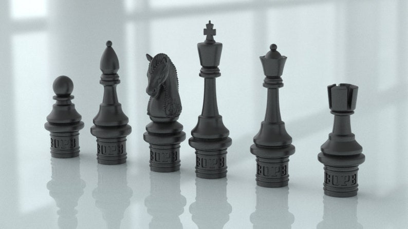 Pu&ograve; includere: Un set di pezzi degli scacchi neri, tra cui un pedone, un alfiere, un cavallo, un re, una regina e una torre. Ogni pezzo ha un design unico ed &egrave; realizzato in un materiale nero opaco liscio.