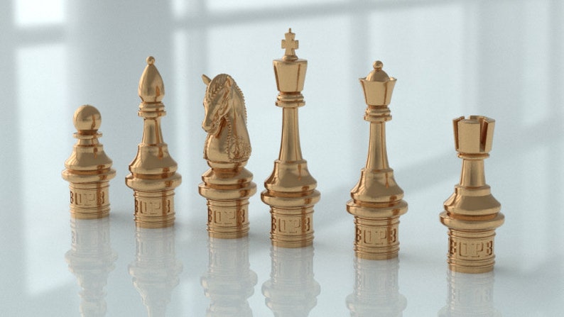 Pu&ograve; includere: Un set di sei pezzi degli scacchi dorati, tra cui un re, una regina, un cavallo, un alfiere, una torre e un pedone. I pezzi sono realizzati in metallo lucido e hanno un design classico.