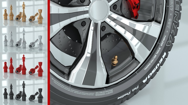 Pu&ograve; includere: Un set di quattro tappi per valvole a forma di pezzi degli scacchi dorati, argentati, rossi e neri. I tappi sono mostrati su uno sfondo bianco. I tappi sono anche mostrati su un primo piano di uno pneumatico per auto con un cerchio argentato.