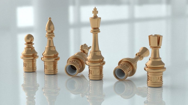 Pu&ograve; includere: Sei tappi per bottiglia dorati a forma di pezzi degli scacchi. I tappi sono a forma di re, regina, alfiere, pedone e torre. Ogni tappo ha un design unico ed &egrave; inciso con la parola "BULB".