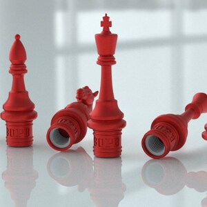 Pu&ograve; includere: Set di sei tappi per bottiglie in plastica rossa a forma di pezzi degli scacchi. I tappi sono a forma di re, regina, alfiere, cavallo, torre e pedone. Ogni tappo ha la scritta "BOPP" stampata sul fondo.