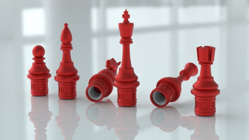 Pu&ograve; includere: Set di sei tappi per bottiglie in plastica rossa a forma di pezzi degli scacchi. I tappi sono a forma di re, regina, alfiere, cavallo, torre e pedone. Ogni tappo ha la scritta "BOPP" stampata sul fondo.