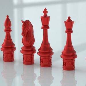 Pu&ograve; includere: Un set di pezzi degli scacchi rossi, tra cui un pedone, un cavallo, un alfiere, un re, una regina e una torre. I pezzi sono in plastica e hanno una finitura lucida.