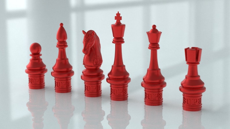 Pu&ograve; includere: Un set di pezzi degli scacchi rossi, tra cui un pedone, un cavallo, un alfiere, un re, una regina e una torre. I pezzi sono in plastica e hanno una finitura lucida.