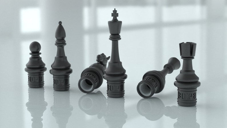 Pu&ograve; includere: Sei pezzi degli scacchi neri, tra cui un re, una regina, un alfiere, un pedone e due torri, sono disposti su una superficie bianca. I pezzi sono realizzati in un materiale nero liscio e hanno un design dettagliato. I pezzi sono tutti in posizioni diverse, alcuni in piedi e altri sdraiati di lato.