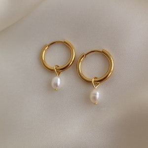 Créoles eau douce Petites créoles en or avec perles Cadeau fête des mères pour meilleure amie Boucles d'oreilles en plaqué or 18 carats avec perles Créoles en or huggie Pearl