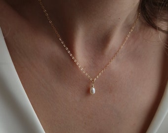 Dainty gold necklace 14k gold filled Elegant wedding pearl necklace Minimal Delicate gold necklace with freshwater pearl Pearl necklace