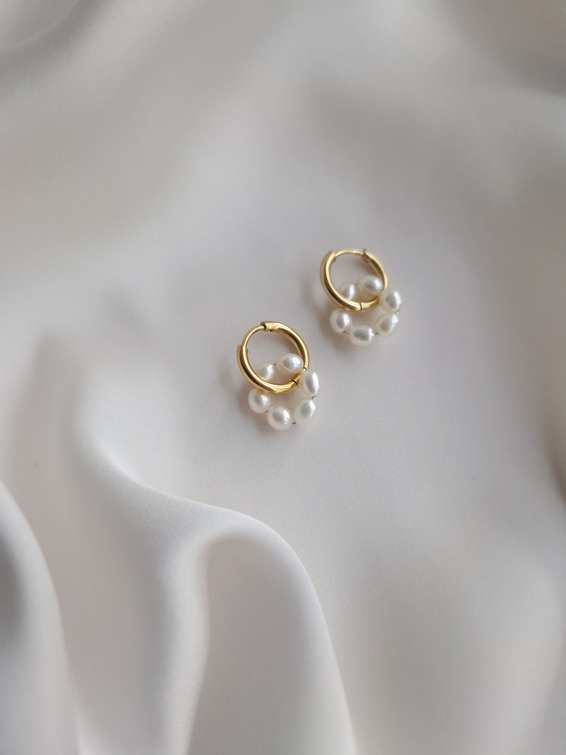 Süßwasser-Creolen Kleine goldene Creolen mit Perlen Jubiläumsgeschenk wasserfeste Ohrringe mit Perlen Silber Perlen-Creolen minimale Hochzeitsohrringe Bild 5