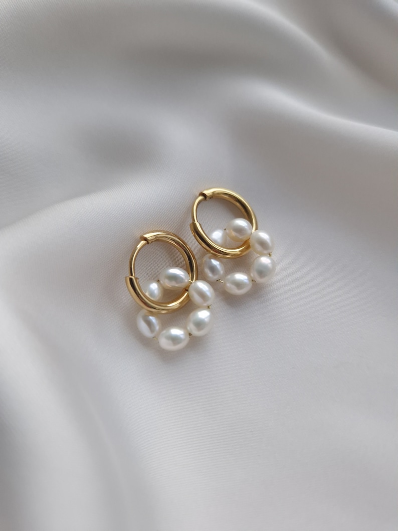 Süßwasser-Creolen Kleine goldene Creolen mit Perlen Jubiläumsgeschenk wasserfeste Ohrringe mit Perlen Silber Perlen-Creolen minimale Hochzeitsohrringe Bild 2