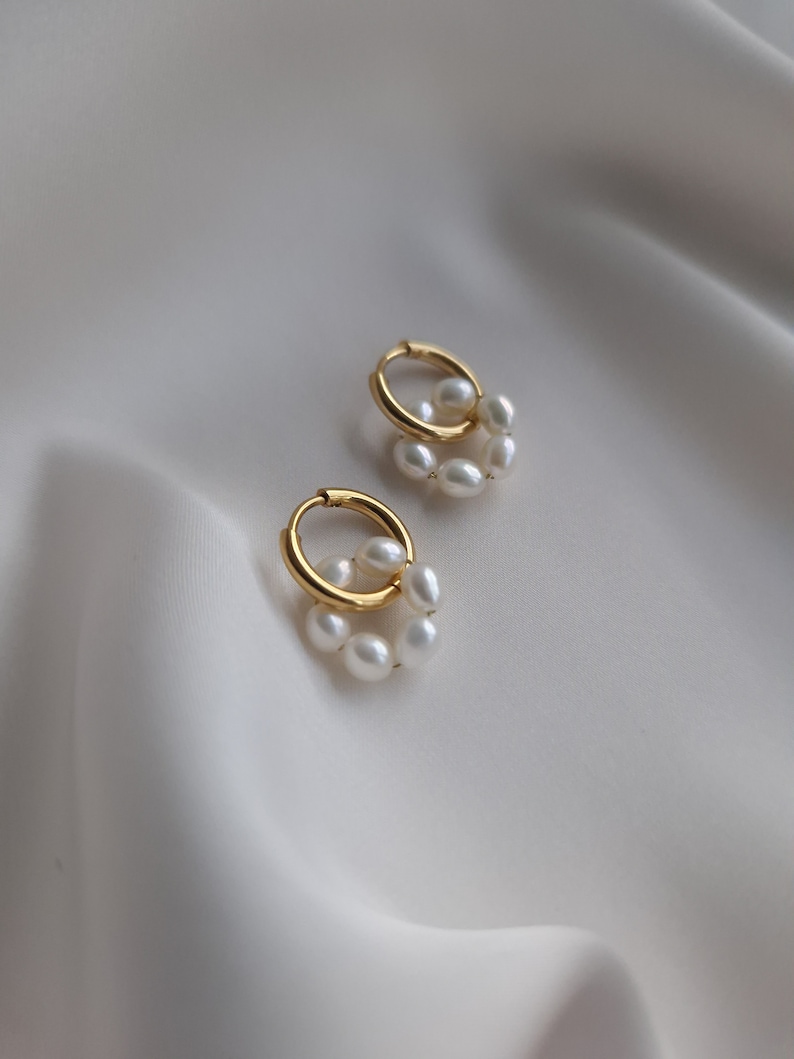 Süßwasser-Creolen Kleine goldene Creolen mit Perlen Jubiläumsgeschenk wasserfeste Ohrringe mit Perlen Silber Perlen-Creolen minimale Hochzeitsohrringe Bild 4
