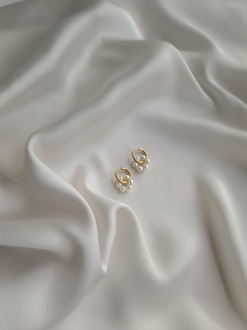 Süßwasser-Creolen Kleine goldene Creolen mit Perlen Jubiläumsgeschenk wasserfeste Ohrringe mit Perlen Silber Perlen-Creolen minimale Hochzeitsohrringe Bild 6