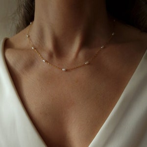 Goldperlenkette 14k Gold gefüllt Süßwasserperlen Brautkette Perlenkette Halsband Zierliche Perlenkette Hochzeitshalskette Bild 3
