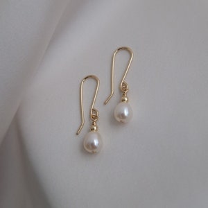 Freshwater earrings, 14K gold filled earrings, Drop pearl earrings, Wedding earrings Minimal pearl earrings, Gold filled earrings