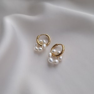 Süßwasser-Creolen Kleine goldene Creolen mit Perlen Jubiläumsgeschenk wasserfeste Ohrringe mit Perlen Silber Perlen-Creolen minimale Hochzeitsohrringe Bild 3