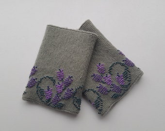 Handgebreide polswarmers / handwarmers / vingerloze handschoenen / Riešinės/Cashmere, merinowol, saliekleur, bloemmotief