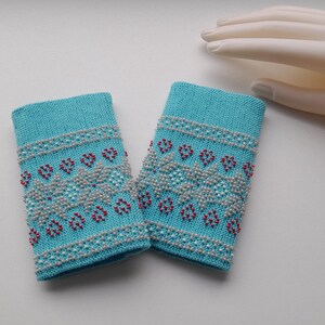 リトアニア】手編み 花柄刺繍 リストウォーマー 収納袋付き Riesines