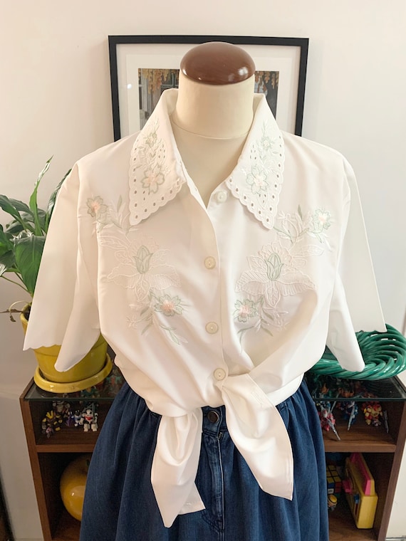 Vintage white floral embroied blouse with large la