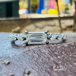 Ost West Baguette Cut Moissanit Verlobungsring Minimalistischer Ring 14K Weißgold Ehering Baguette Diamantring Jubiläumsgeschenk für Sie