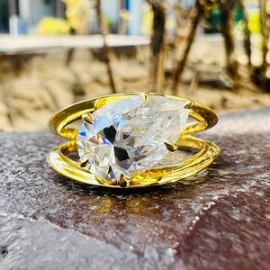 East West 2,5 CT Anel de noivado de moissanite com corte de pêra Anel de casamento com haste dividida em ouro 14K Anel de diamante em forma de pêra Anel de aniversário para mulheres