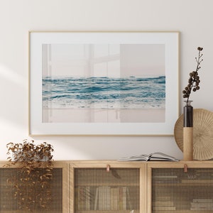 Calm Sea Print: Sanftes blaues Meer Wandkunst, Minimal Küstendeko | M159L