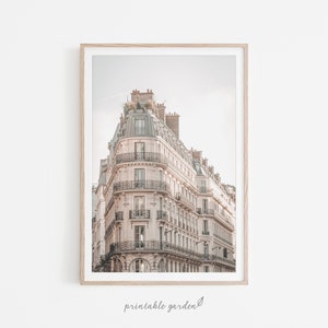 Könnte beinhalten: Ein Foto eines hohen, beigefarbenen Gebäudes mit mehreren Balkonen und Fenstern in Paris, Frankreich. Das Gebäude hat einen klassischen Pariser Baustil mit aufwendigen Details und einer hellen, luftigen Atmosphäre.
