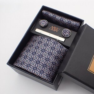 Ensemble cravate bleu marine et doré / pochette pour carte de visite / ensemble de boutons de manchette noeud papillon / cravate de mariage / pinces à cravate / cadeau pour homme garçons d'honneur