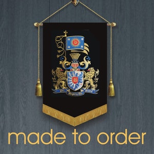 Puede incluir: Un estandarte de tela negra con ribetes y borlas doradas. El estandarte presenta un escudo de armas con un escudo azul y dorado, dos leones dorados y una bandera azul con una estrella dorada y una letra "L". El estandarte tambi&eacute;n incluye el texto "Vir Aspero Ad Astra".