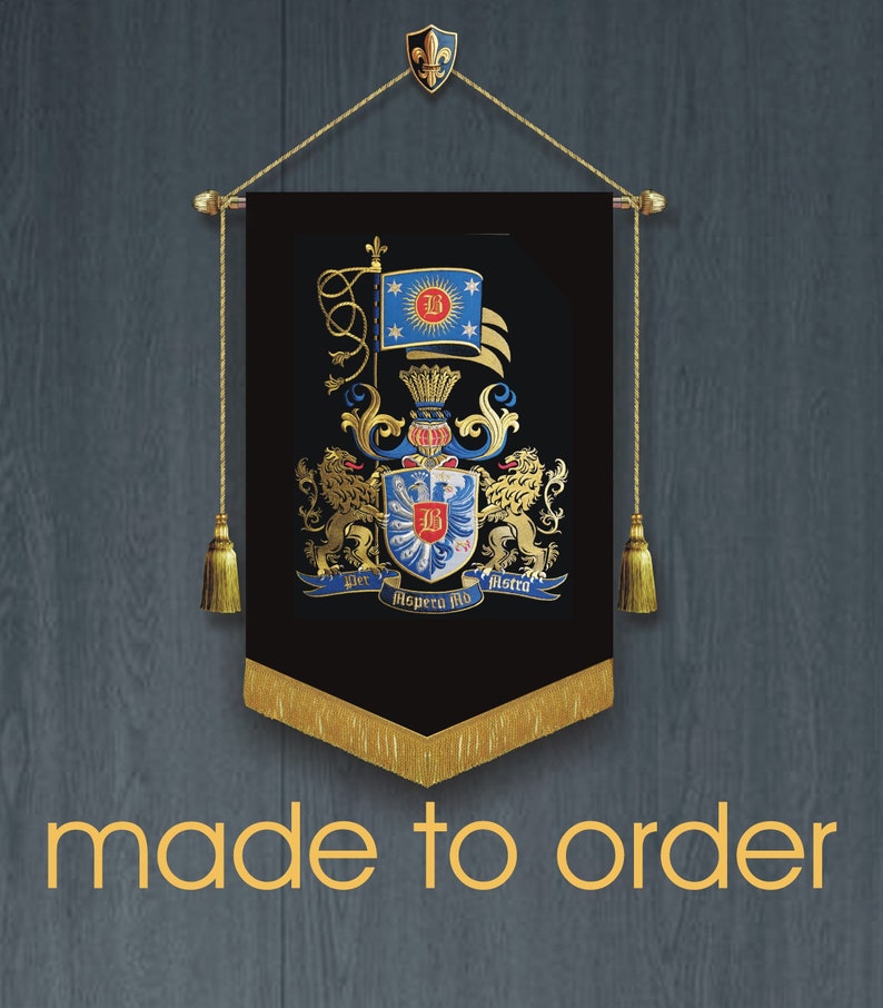 Puede incluir: Un estandarte de tela negra con ribetes y borlas doradas. El estandarte presenta un escudo de armas con un escudo azul y dorado, dos leones dorados y una bandera azul con una estrella dorada y una letra "L". El estandarte tambi&eacute;n incluye el texto "Vir Aspero Ad Astra".