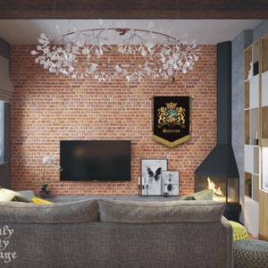 Puede incluir: Un interior de sala de estar con una pared de ladrillo, un sof&aacute;, una chimenea y una pancarta negra y dorada con el texto "Salerno" colgada en la pared.