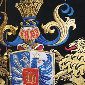 Puede incluir: Un escudo de armas bordado en oro y azul con dos leones a cada lado. El escudo de armas presenta un escudo con un dise&ntilde;o rojo y blanco, una corona y un p&aacute;jaro con una corona. El texto "Only My Image" est&aacute; en la esquina superior derecha.