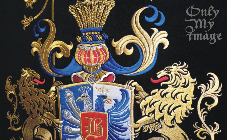 Puede incluir: Un escudo de armas bordado en oro y azul con dos leones a cada lado. El escudo de armas presenta un escudo con un dise&ntilde;o rojo y blanco, una corona y un p&aacute;jaro con una corona. El texto "Only My Image" est&aacute; en la esquina superior derecha.