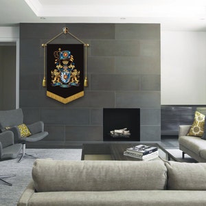 Puede incluir: Un estandarte her&aacute;ldico negro y dorado con un escudo de armas que presenta un le&oacute;n, una corona y un escudo. El estandarte est&aacute; colgado en una pared gris en un sal&oacute;n.