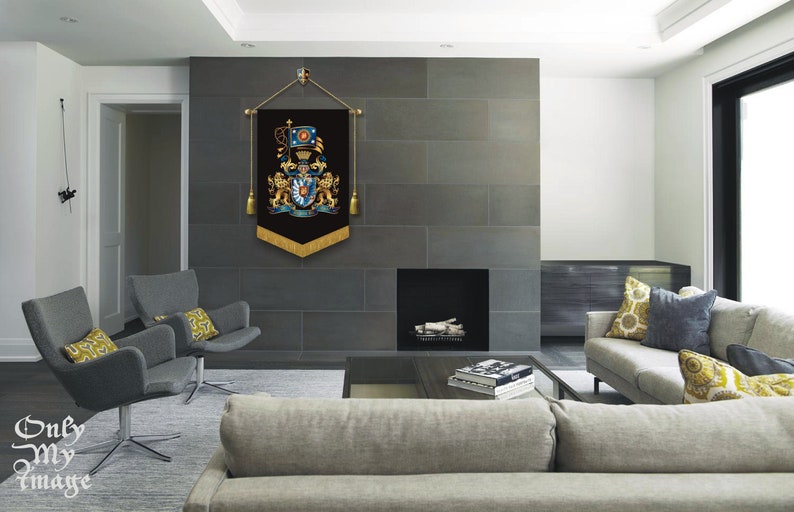 Puede incluir: Un estandarte her&aacute;ldico negro y dorado con un escudo de armas que presenta un le&oacute;n, una corona y un escudo. El estandarte est&aacute; colgado en una pared gris en un sal&oacute;n.