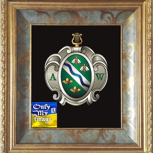 Puede incluir: Un escudo de armas enmarcado con un escudo verde y plateado, un arpa dorada y tres abejas doradas. El escudo presenta una banda ondulada plateada y una hoja de roble verde con tres bellotas doradas. Las letras "A" y "W" están situadas a cada lado del escudo. El fondo es negro.