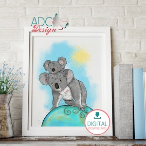 Puede incluir: Una ilustración digital de dos koalas, uno montando en la espalda del otro, de pie sobre un globo terráqueo azul y verde. El fondo es un cielo azul claro con un sol amarillo.