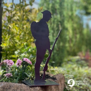 Sculpture d'ornement de jardin Lest We Forget Silhouette de soldat avec base citée, 80e anniversaire du jour J, soldat inconnu WW1/WW