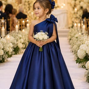 navy blue dress with accessories Who is the woman 2025 GLOBAL NYE PARTY EDIT Size:XLarge Whats the most versatile