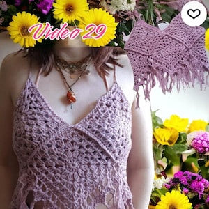 Puede incluir: Un top de ganchillo lavanda con cuello en V y flecos. El top presenta un patr&oacute;n floral en el centro y tirantes finos. La imagen tambi&eacute;n incluye el texto "Video 29" en una fuente decorativa y un segundo top de ganchillo.