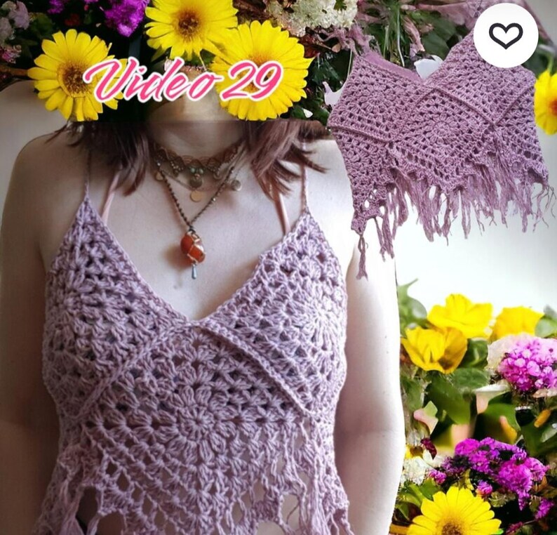 Puede incluir: Un top de ganchillo lavanda con cuello en V y flecos. El top presenta un patr&oacute;n floral en el centro y tirantes finos. La imagen tambi&eacute;n incluye el texto "Video 29" en una fuente decorativa y un segundo top de ganchillo.