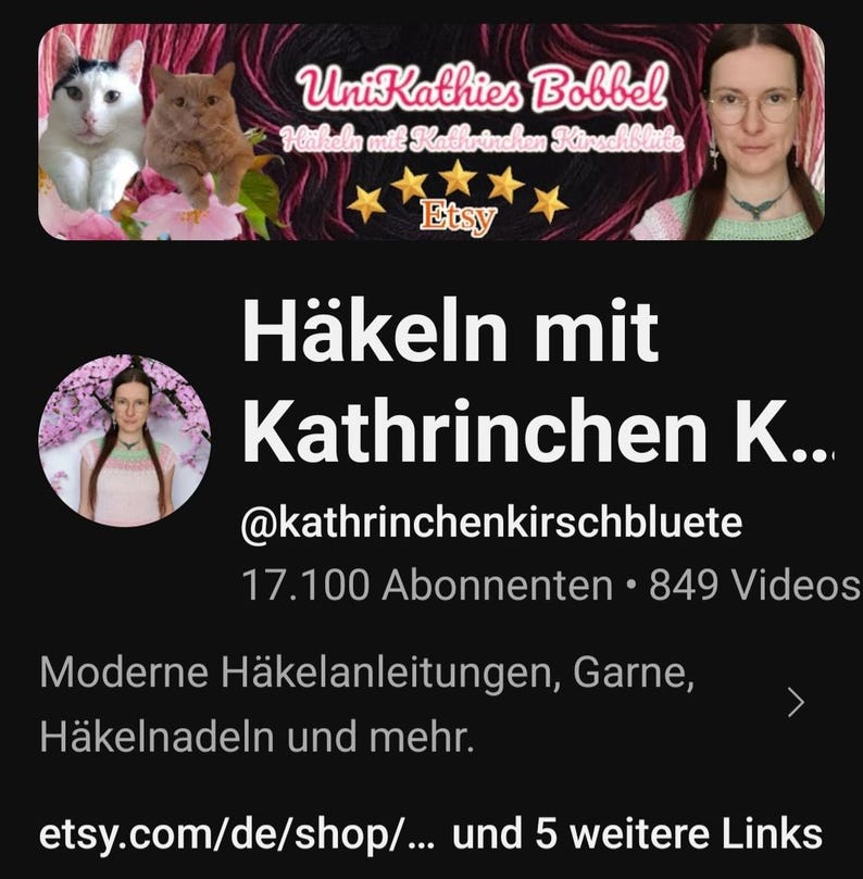 Puede incluir: Banner de la tienda Etsy con el texto "UniKathies Bobbel" y "H&auml;keln mit Kathrinchen K...". El banner incluye im&aacute;genes de gatos, una mujer y el logotipo de Etsy. La tienda ofrece patrones de ganchillo modernos, hilo y m&aacute;s.