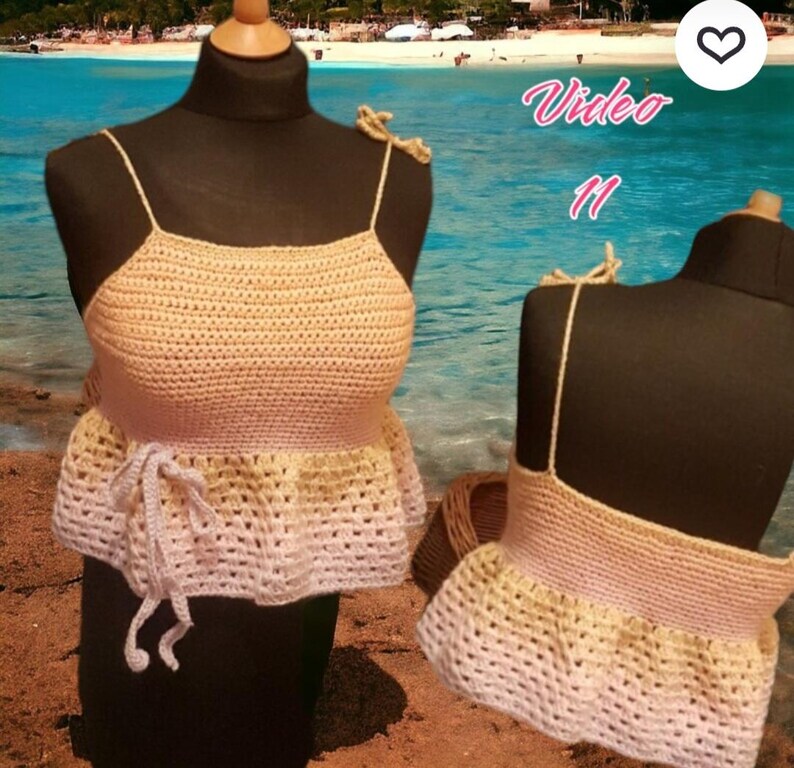 Puede incluir: Top de crochet beige hecho a mano con tirantes finos y peplum. El top se muestra en un maniqu&iacute;, con un segundo maniqu&iacute; en el fondo. El texto "Video 11" es visible en la esquina superior derecha.