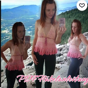 Puede incluir: Top de ganchillo hecho a mano, estilo halter, en tonos rosa y melocot&oacute;n. El top presenta un escote en V profundo, un dobladillo con volantes y un detalle de borla. La imagen muestra el top puesto.